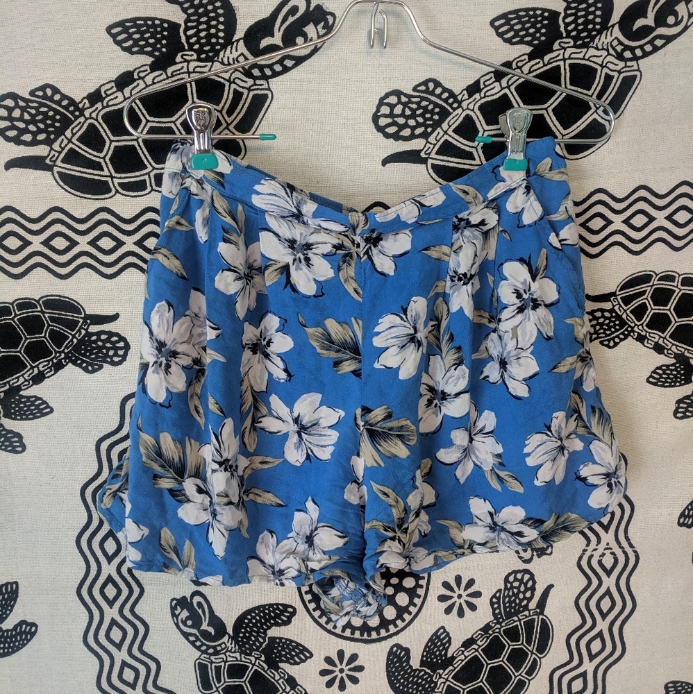Hollister flowy shorts